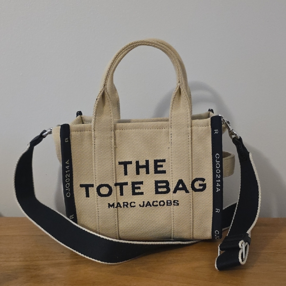 Marc Jacobs The Tote Bag in Beige with Black Strap